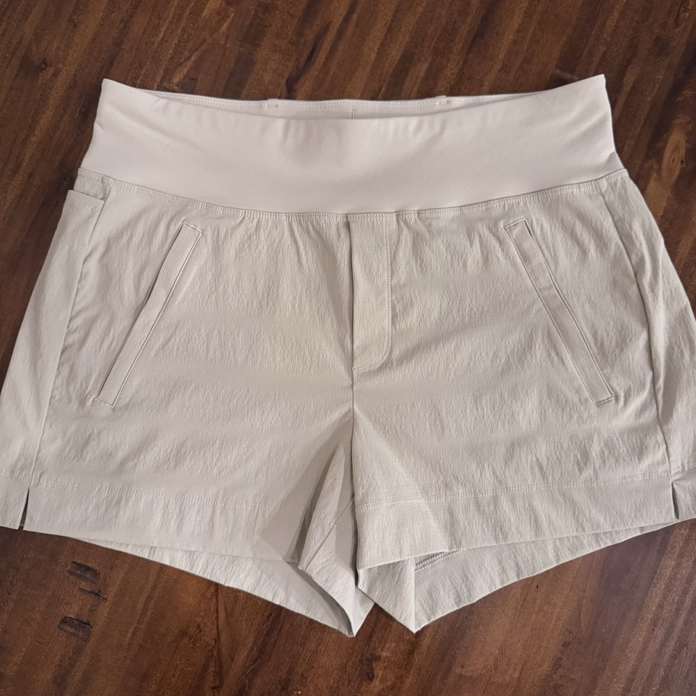 Athleta Trekkie North Shorts Womens Size 6 Tan Beige Khaki Hiking Travel Pull On